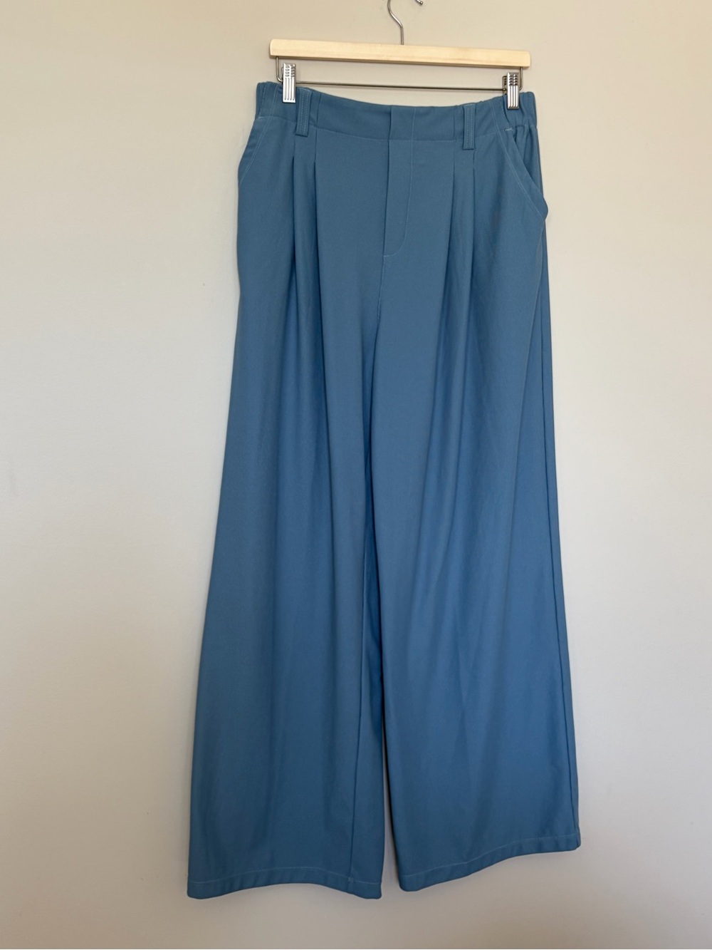 HALARA Wide-Leg Pleated Pants in Slate Blue